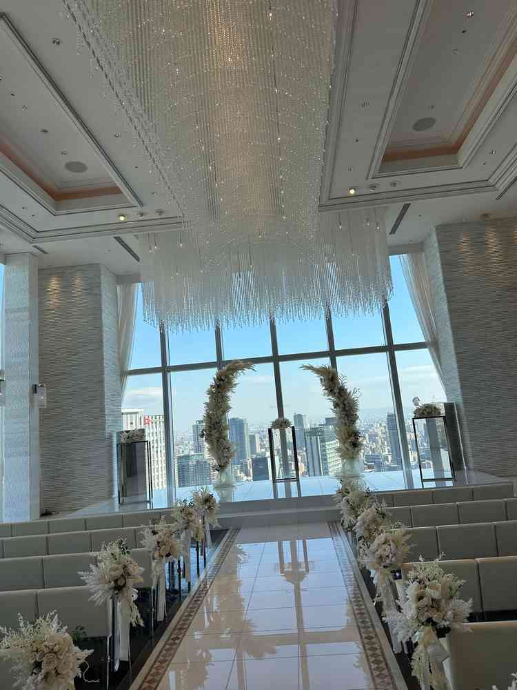 自然光がたっぷり入る洗練されたチャペルでした。