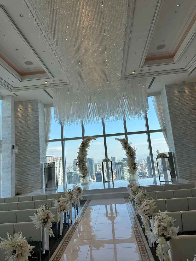 自然光がたっぷり入る洗練されたチャペルでした。