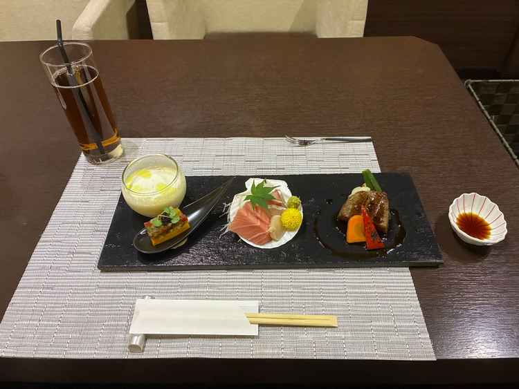 盛り付けが華やかで、お肉が柔らかく美味しく、ゲストにも喜ばれると感じました。