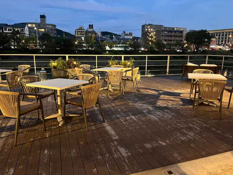 友人の待ち合い場所にあるテラス。鴨川の景色を堪能でき、待ち時間も楽しめる。