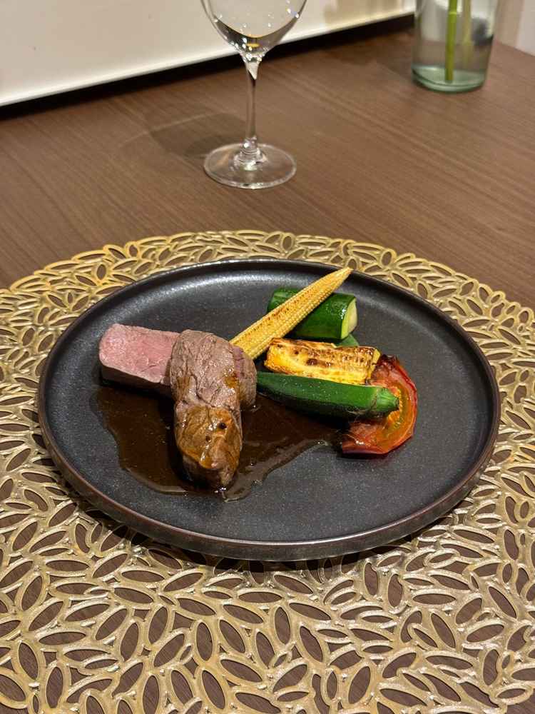 試食で頂いたメイン料理。北海道に専用の牧場を持っており、冷めても美味しい調理方法を研究している。
