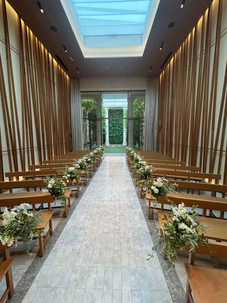 新郎新婦側から見たチャペル。正面が壁の会場が多いですが緑の景色で気持ちが良いと思います。