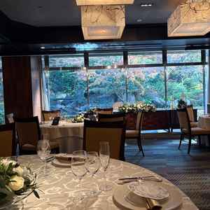 披露宴会場。（写真の机の配置は60人程度）庭園が見えて綺麗でした。