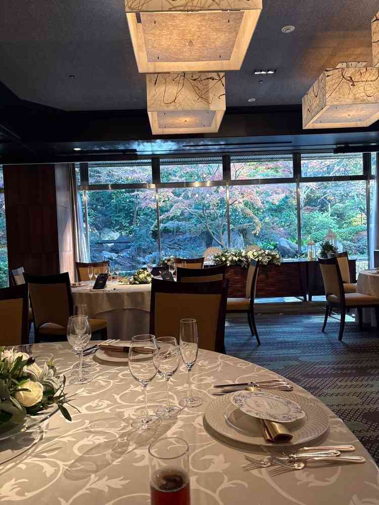 披露宴会場。（写真の机の配置は60人程度）庭園が見えて綺麗でした。