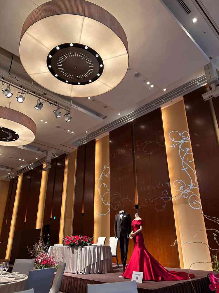 デスクではなく、説明いただか場所が実際の披露宴スタイルで当日が想像しやすかった。