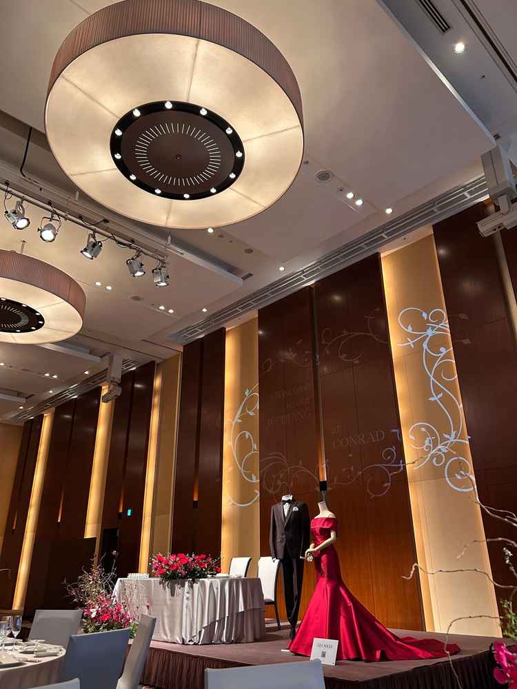 デスクではなく、説明いただか場所が実際の披露宴スタイルで当日が想像しやすかった。