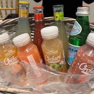 ウェルカムドリンクがすぐに提供できる形式になっており、種類も豊富とのこと。