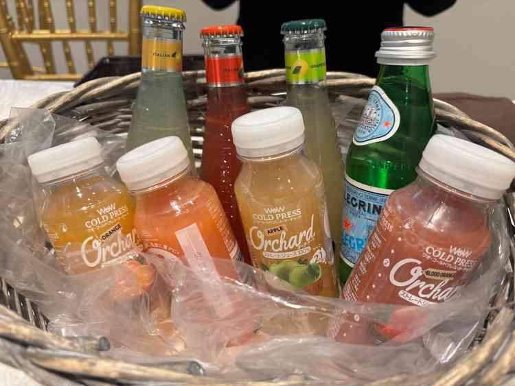 ウェルカムドリンクがすぐに提供できる形式になっており、種類も豊富とのこと。