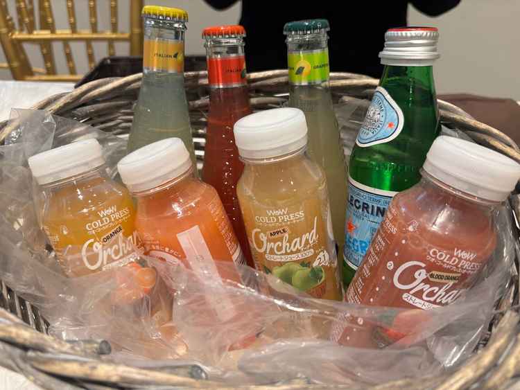 ウェルカムドリンクがすぐに提供できる形式になっており、種類も豊富とのこと。