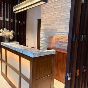 こちらから挙式会場まで続く階段に、幼い頃からの写真をかざる演出が素敵でした。