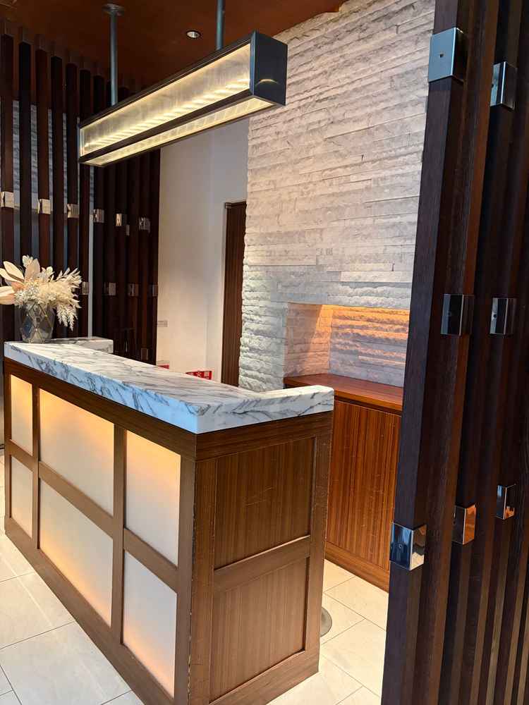 こちらから挙式会場まで続く階段に、幼い頃からの写真をかざる演出が素敵でした。