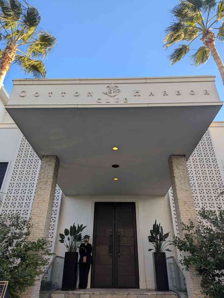 入口を含む外観は白基調で海辺らしい感じ