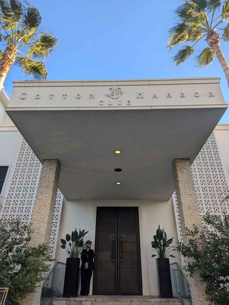 入口を含む外観は白基調で海辺らしい感じ