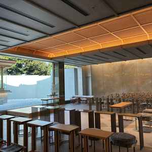 明治記念館の挙式会場。モダンな雰囲気です。家族席と新郎新婦席の距離が近く、表情をよく見てもらえる。