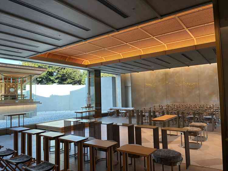 明治記念館の挙式会場。モダンな雰囲気です。家族席と新郎新婦席の距離が近く、表情をよく見てもらえる。