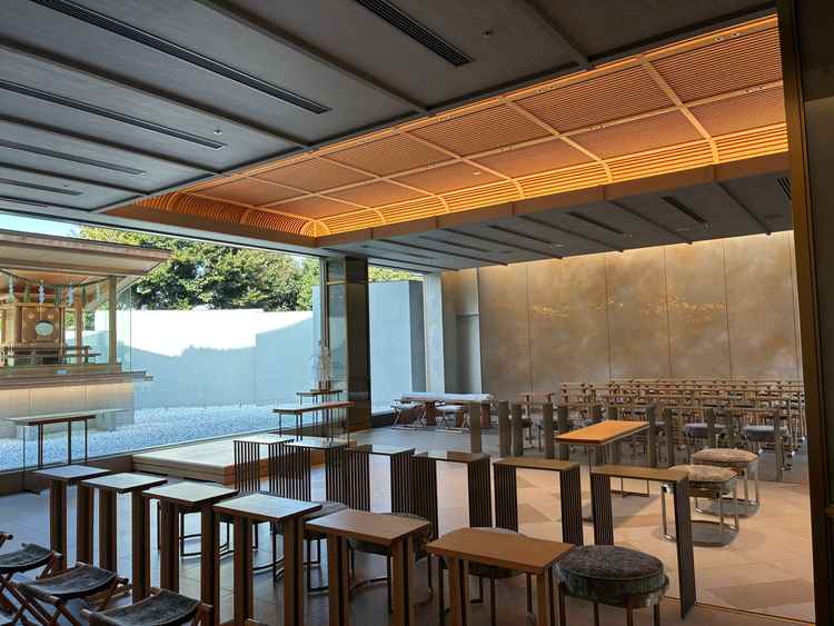 明治記念館の挙式会場。モダンな雰囲気です。家族席と新郎新婦席の距離が近く、表情をよく見てもらえる。