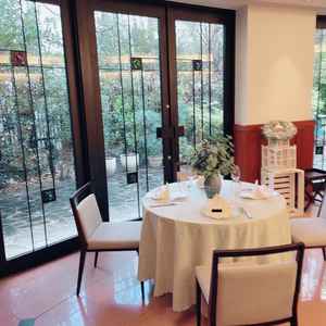 1階にある少人数向けの披露宴会場は素敵な庭もあり、天気が良ければ外にも出られる。