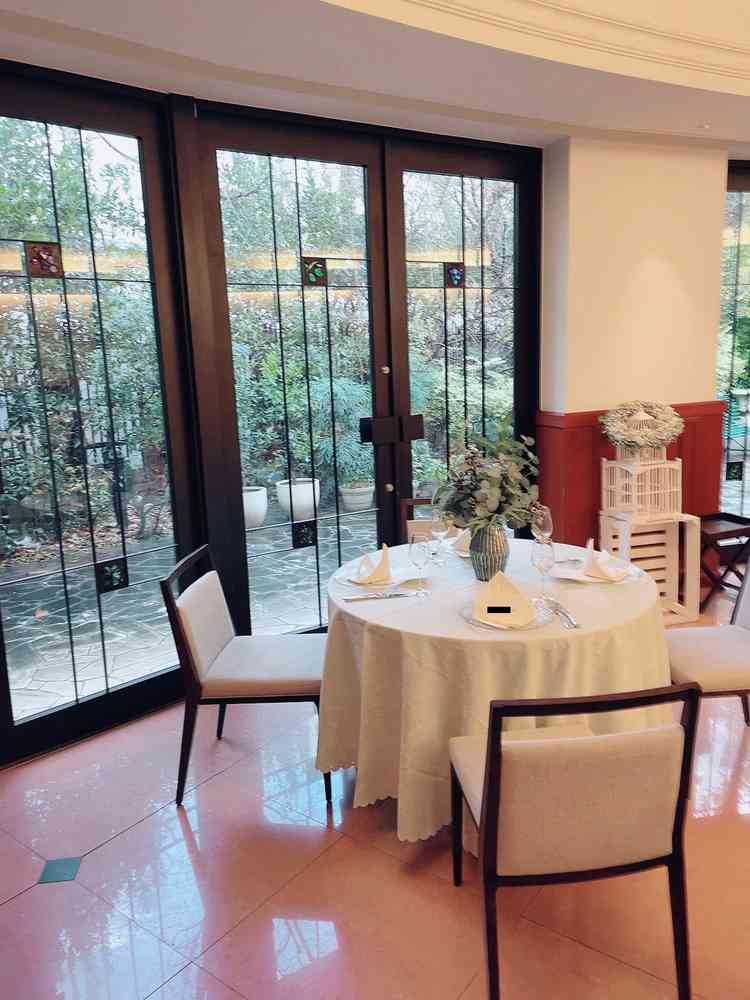 1階にある少人数向けの披露宴会場は素敵な庭もあり、天気が良ければ外にも出られる。