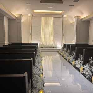 スタンダードなデザインで洗練されたチャペル。