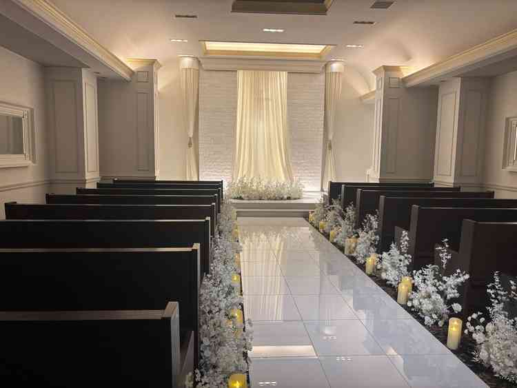 スタンダードなデザインで洗練されたチャペル。