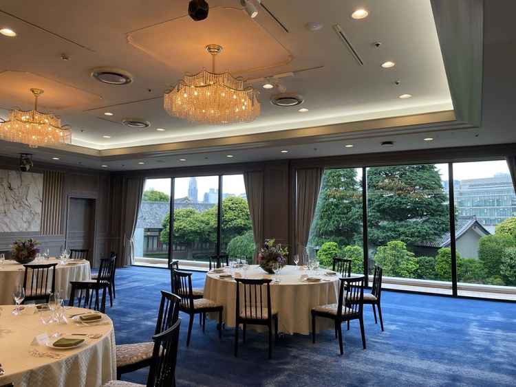 披露宴会場①窓からの景色が素敵で、庭が見渡せて素晴らしいロケーションだった。