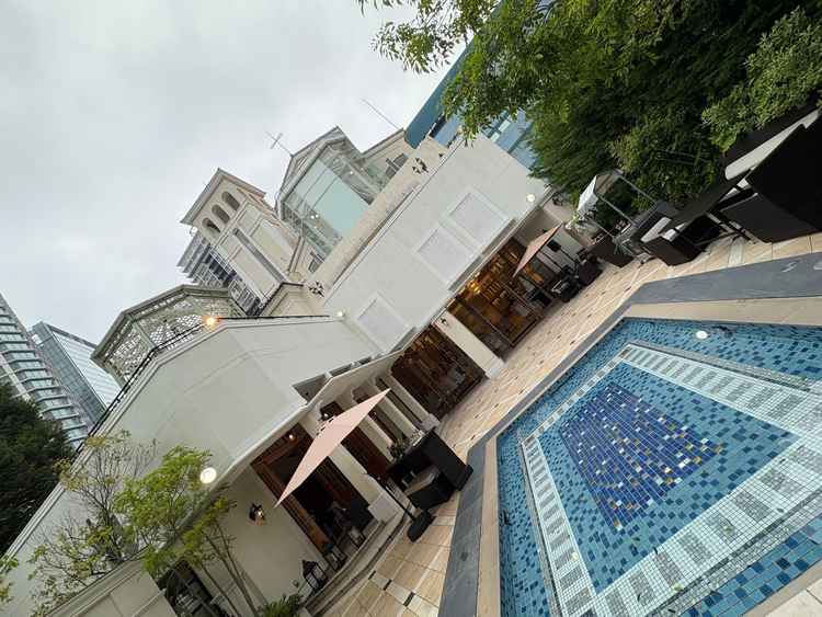 一部の披露宴会場にはテラスがついていて、外でお酒を飲んたりデザートビュッフェが楽しめるとのこと。