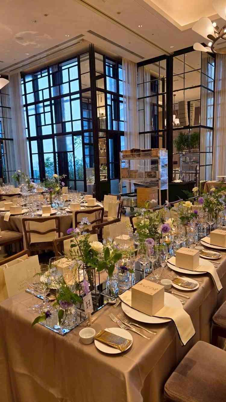 こちらも披露宴会場です。紫のお花と会場の雰囲気がとても合っていて素敵でした。