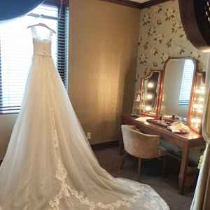 新郎新婦の支度部屋です。ウエディングドレスが壁掛けではなく、とても華やかな印象です。