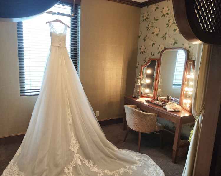 新郎新婦の支度部屋です。ウエディングドレスが壁掛けではなく、とても華やかな印象です。