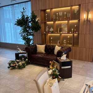 披露宴会場はシンプルなつくりで落ち着きました。