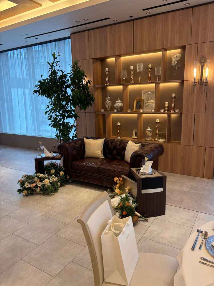 披露宴会場はシンプルなつくりで落ち着きました。