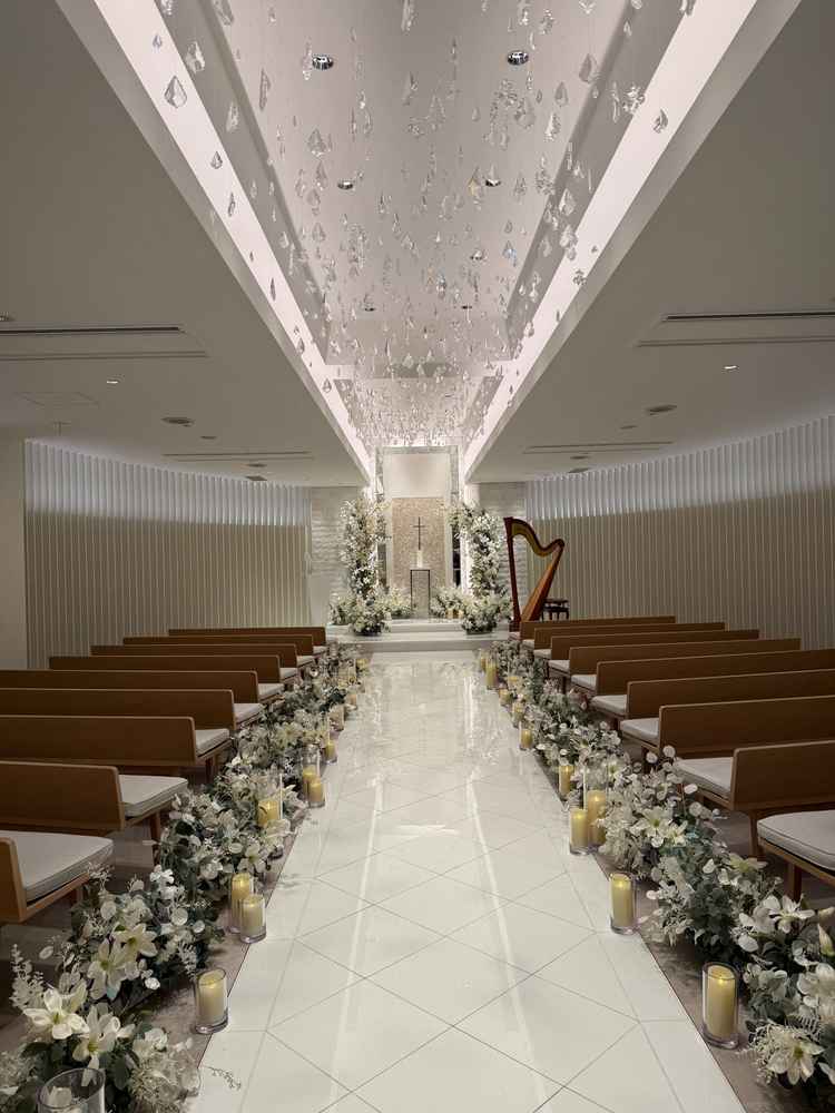 美しいチャペル。天井に吊るされているのはスワロフスキーのクリスタル。