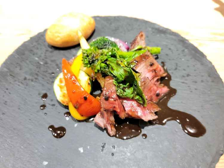 黒いプレートにローストビーフや彩り野菜など、盛りつけも素敵でした。