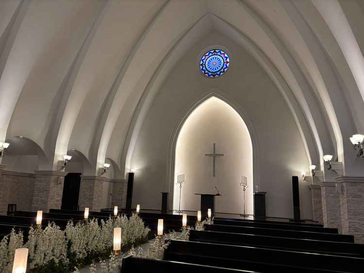 天井高があり開放感があるチャペル。