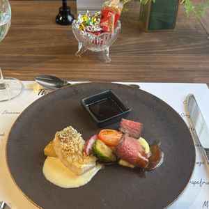 メインのお肉料理と魚料理のワンプレート試食写真。味もとても美味しかったです。