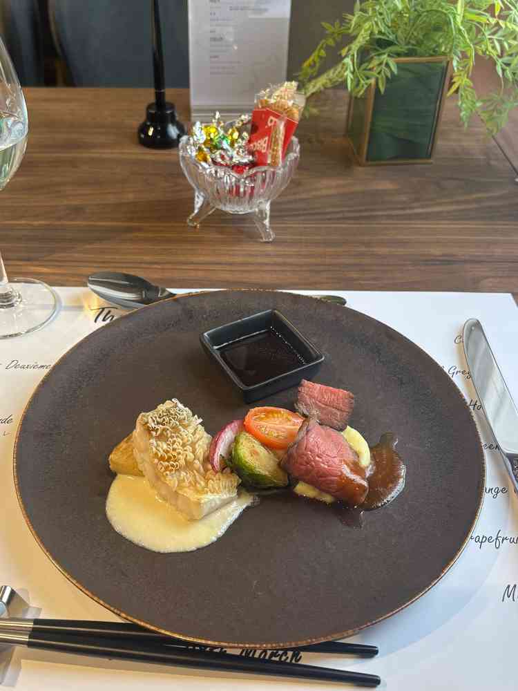 メインのお肉料理と魚料理のワンプレート試食写真。味もとても美味しかったです。