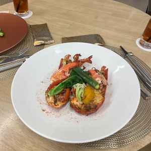 お料理、とても素敵でした！肉も魚も大変美味でしたが、冷凍物を使わないオマール海老の食感に感動しました