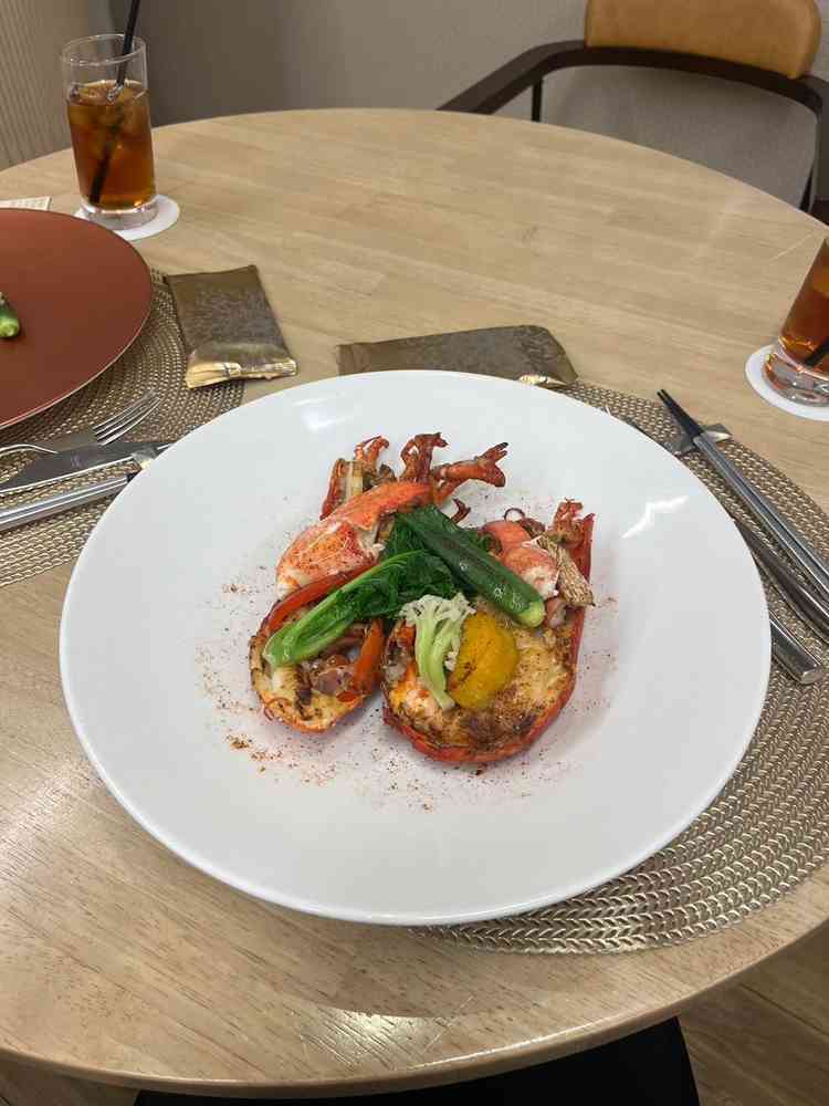 お料理、とても素敵でした！肉も魚も大変美味でしたが、冷凍物を使わないオマール海老の食感に感動しました