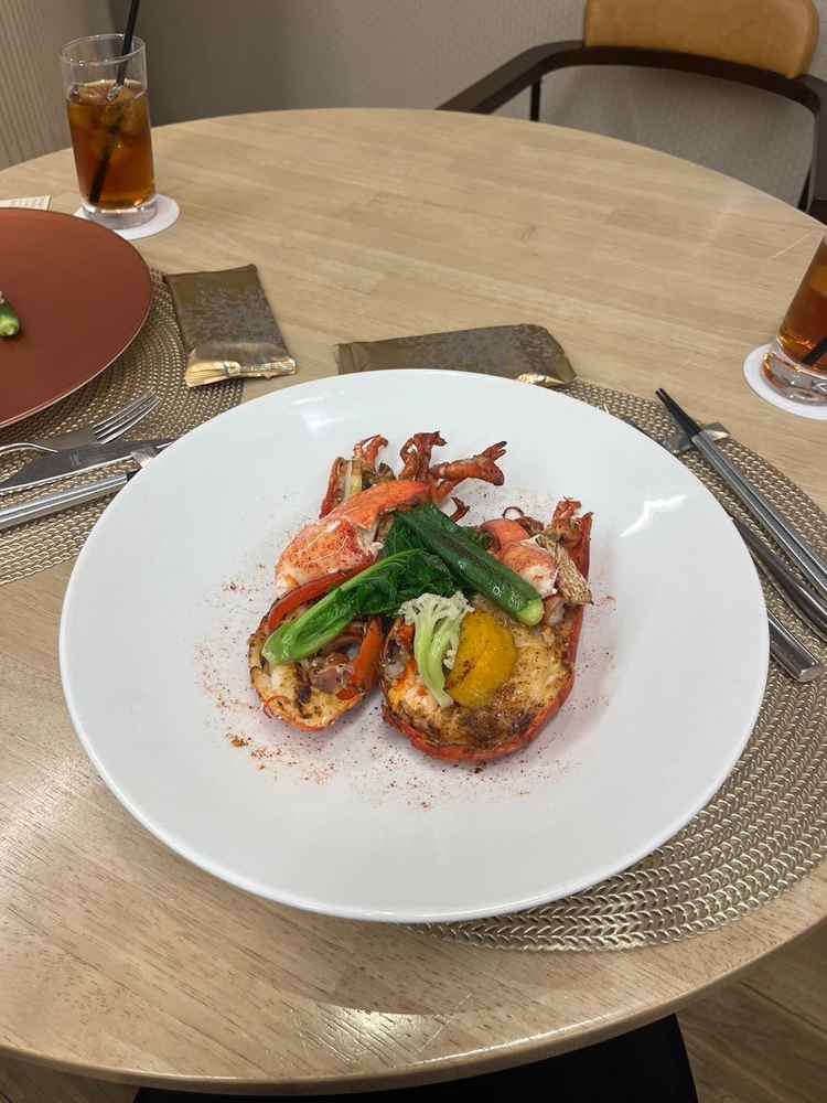 お料理、とても素敵でした！肉も魚も大変美味でしたが、冷凍物を使わないオマール海老の食感に感動しました