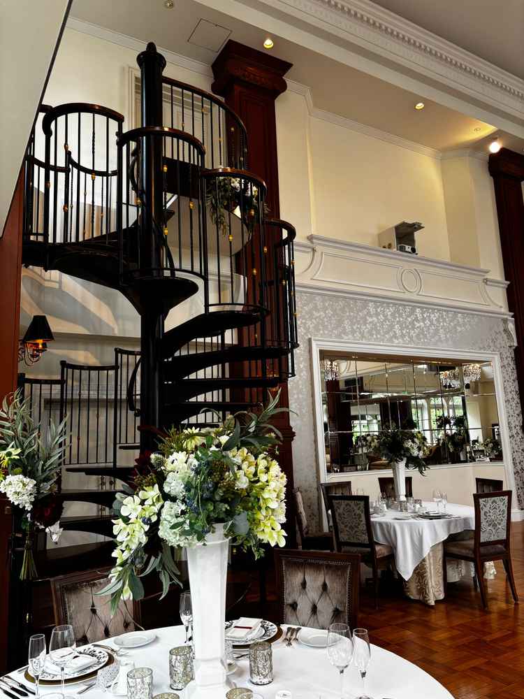 披露宴会場の螺旋階段