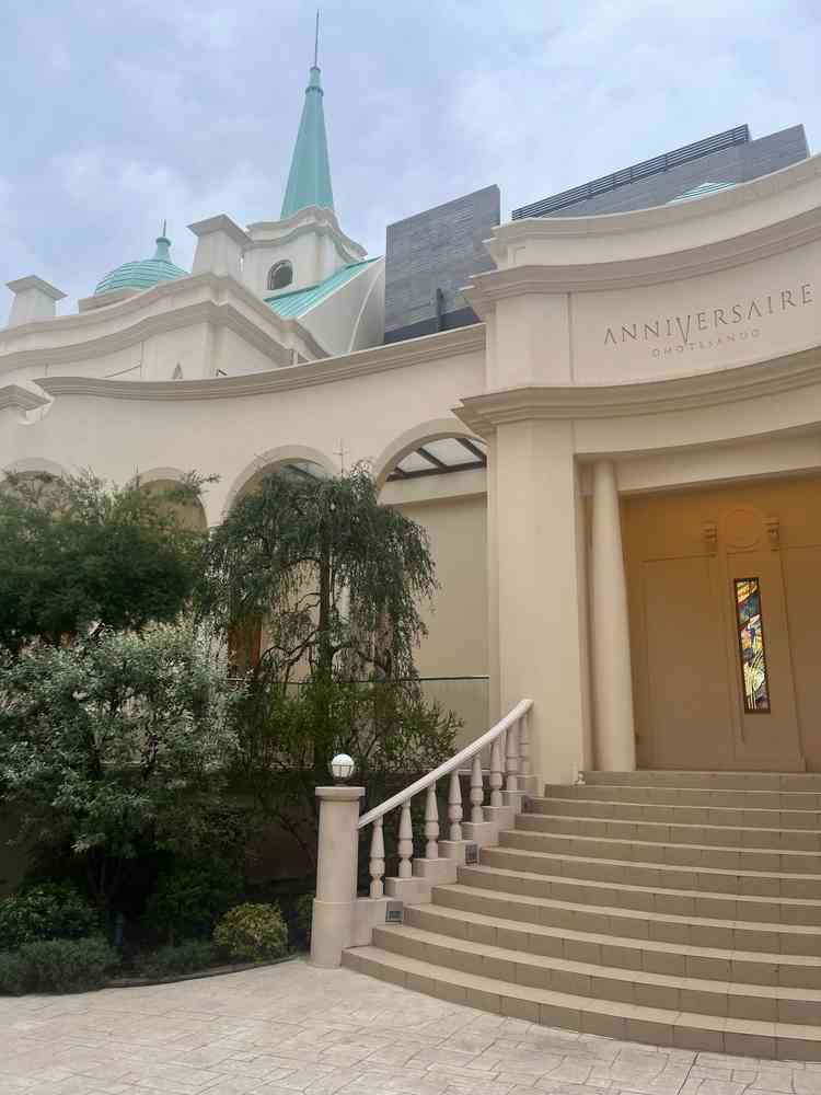 チャペルの入り口は階段でのウェデングドレス写真がとてもばえそう！