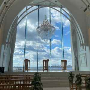 挙式会場は、自然光が入り、明るく感じた。