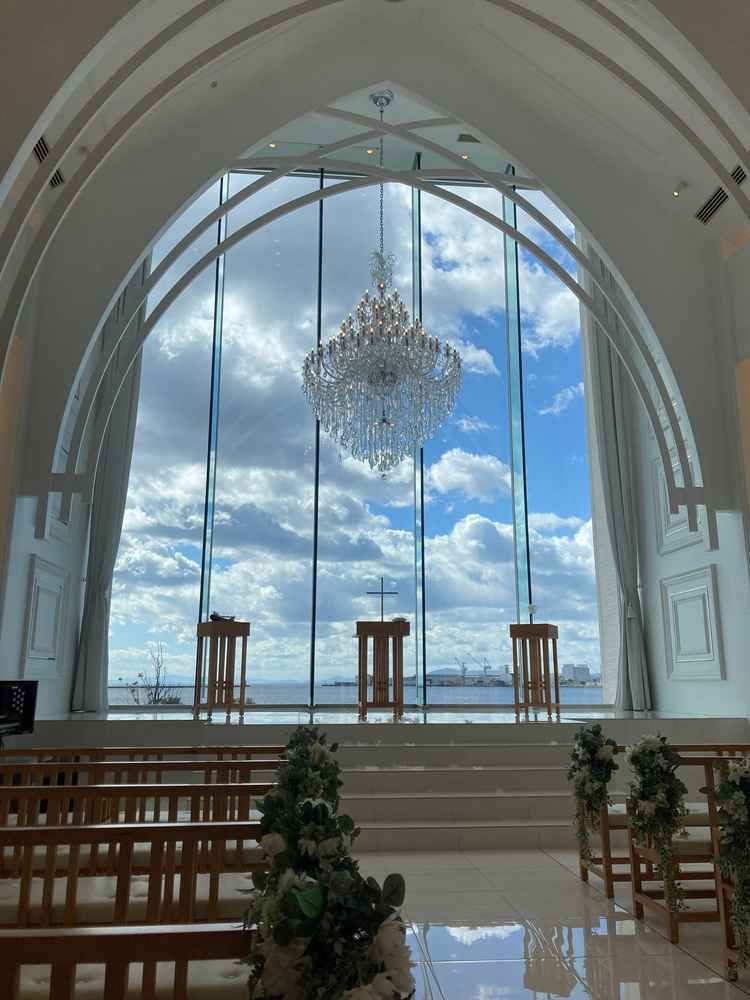 挙式会場は、自然光が入り、明るく感じた。