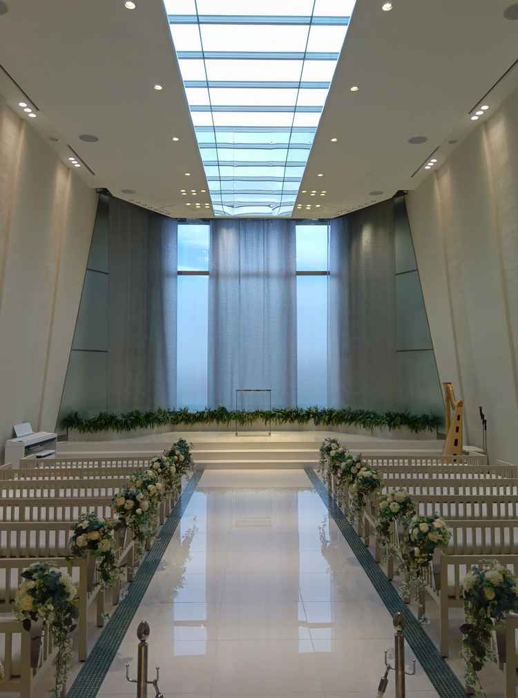 壁から水が流れるチャペルは、夏を涼しくしました。天井も高く大きな空間でした。