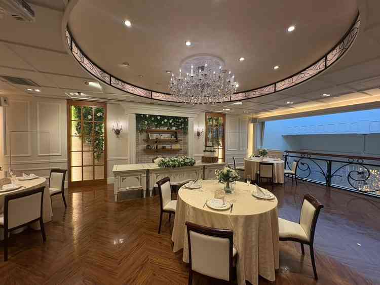 披露宴会場。天井が低いため、空間が空きすぎて寂しい印象はなかった。