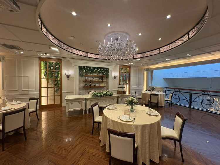 披露宴会場。天井が低いため、空間が空きすぎて寂しい印象はなかった。