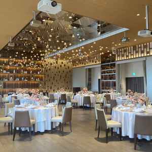 披露宴会場クラブです。ライトが独特で可愛いです。