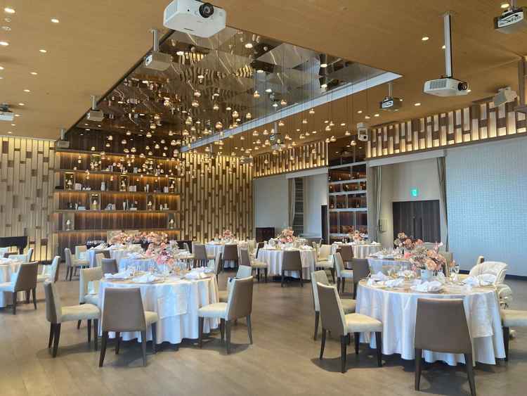 披露宴会場クラブです。ライトが独特で可愛いです。