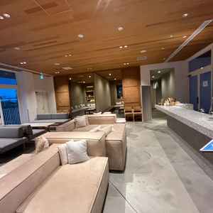 ロビー見学。着物でも座りやすいようにソファーもオーダーされているみたいでこだわりを感じた。