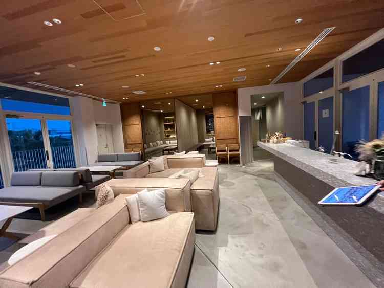 ロビー見学。着物でも座りやすいようにソファーもオーダーされているみたいでこだわりを感じた。